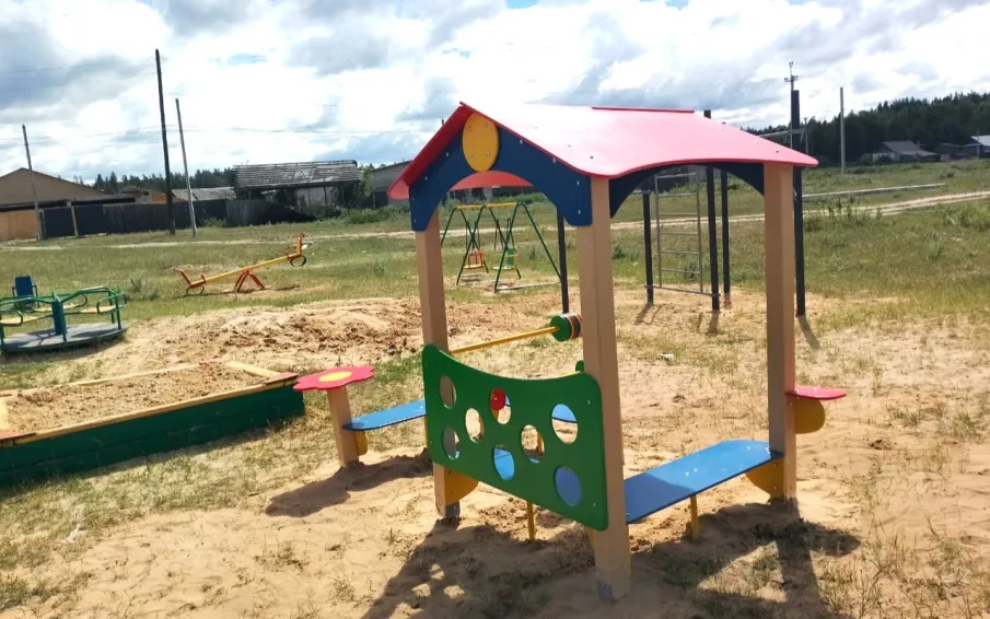 В поселке Молочной фермы появилась новая детская площадка